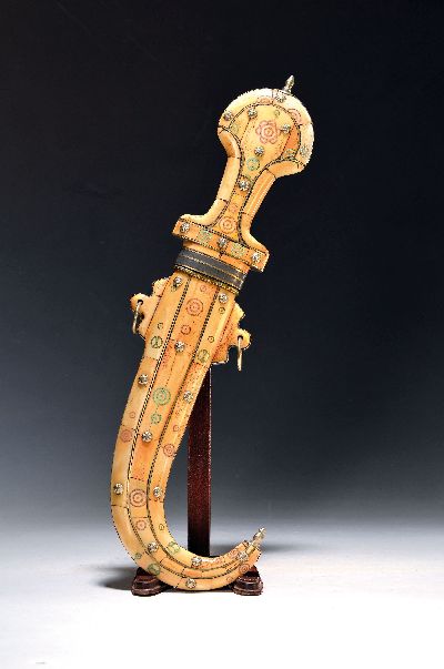 Jambiya, Jemen, 20. Jh., Griff und Scheide mit Beinauflagen ausgefaßt, diese mit Metalleinlagen und Ziernägeln, Stahlklinge, Gesamtl. ca. 44cm