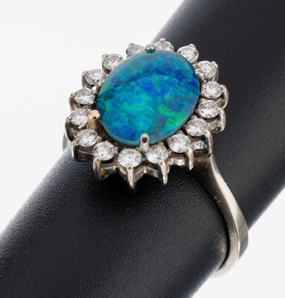 18 kt Gold Opal-Brillant-Ring, WG 750/000, mittig ovale Opaltriplette, umgeben von 16 Brillanten zus. ca. 0.50 ct Weiß/p, RW 56, ca.4.1 g