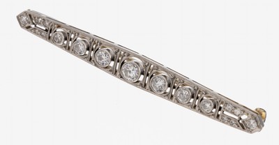 14 kt Gold Art Deco Diamant-Brosche, um 1930, WG 585/000 gepr., länglich, durchbrochen gearbeitet, 17 Altschliffdiamanten, Brillantenund ...