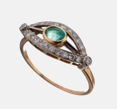 18 kt Gold Smaragd Brillant Ring, GG 750/000, gepr., Schauseite plat., ovalfacett. Smaragd ca. 0.40 ct, 24 Brillanten zus. ca. 0.26 ct Weiß/si-p, ...