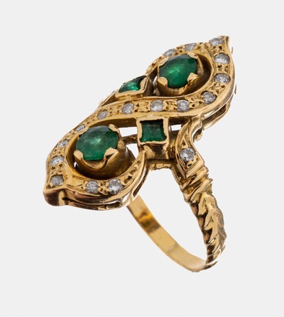 18 kt Gold Smaragd Diamant Ring, GG 750/ 000, gepr., 2 rundfacett. Smaragde und 2 Smaragd-Carrees zus. ca. 0.50 ct, abgetragen, 18 Brillanten zus. ...