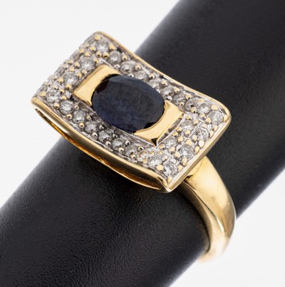 18 kt Gold Saphir Brillant Ring, GG/WG 750/000, ovalfacett. Saphir ca. 1.00 ct, 30 Brillanten zus. ca. 0.30 ct Weiß/si, ca. 6.3 g, RW 52