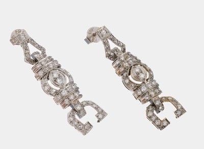 Paar Platin Diamant-Ohrstecker, Pt gepr., ehemals Art Deco Armband aus den 1920er Jahren, später umgearbeitet, 90 Altschliffdiamanten und ...