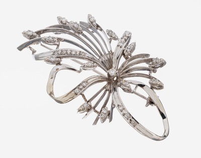 18 kt Gold Diamant-Brosche, 1960er-70er Jahre, WG 750/000, abstrakte Blüte, Brillant und 8/8-Diamanten zus. ca. 0.45 ct Weiß/si-p, ca. 6 x 3.5 cm, ...