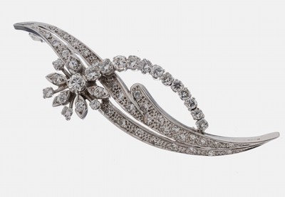 18 kt Gold Diamant-Brosche, WG 750/000, florale Gestaltung, 22 Brillanten und 30 8/8-Diamanten zus. ca. 1.45 ct Weiß/p, ca. 7 x 2.5 cm, ca. 8.7 g