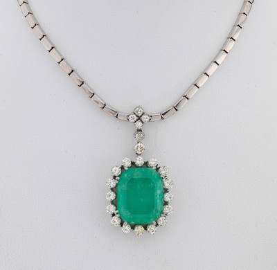 14 kt Gold Smaragd-Brillant-Collier, 1970er Jahre, WG 585/000, Mittelteil mit bewegl. Abhängung, Smaragd im Treppenschliff ca. 23.0 ct, 20 ...