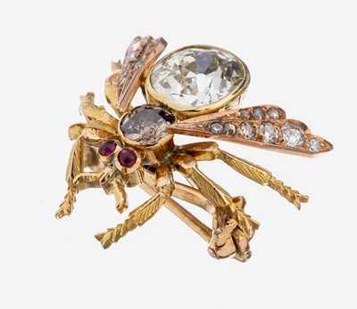 14 kt Gold Diamant-Rubin-Insektenbrosche, um 1920, GG 585/000 gepr., unterlegiert, Körper aus 2 Altschliffdiamanten zus. ca. 2.30 ct ...