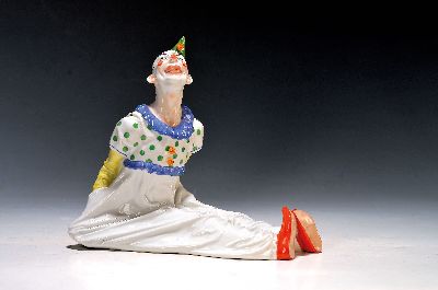 Jugendstil Porzellanfigur sitzender Clown, Meissen, Entw. Martin Wiegand, Knaufzeit bzw. 1906-09, Porzellan, farbig staffiert, Hut restauriert, ...