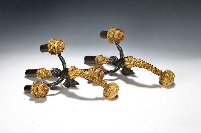Paar Wandleuchter im Empirestil, Frankreich, ausgehendes 19.Jh., Bronze, typ. Stilelemente des Empire, je eine Amorette mit drei Kerzenhaltern in ...
