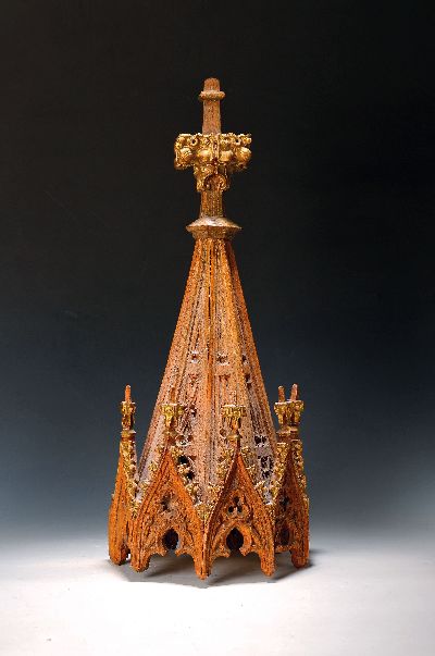 Neogotischer Skulpturen-Baldachin, ausgehendes 19.Jh., Holz geschnitzt, tlw. vergoldet, Turmhelm mit gotischem Gesprenge, H. 74 cm