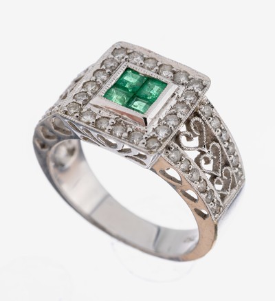 18 kt Gold Smaragd-Brillant-Ring, WG 750/000, 4 Smaragd-Carrees zus. ca. 0.35 ct, 44 Brillanten zus. ca. 0.44 ct Weiß/p, Ringschultern herzf. ...