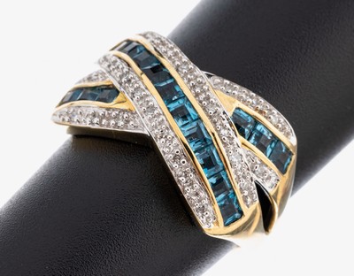 14 kt Gold Topas-Diamant-Ring, GG 585/000, gekreuztes Design, 16 Blautopascarrees zus. ca. 0.50 ct (beh.), 26 8/8-Diamanten zus. ca. 0.13 ct ...