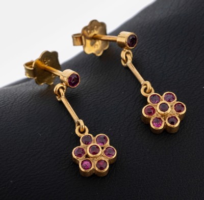 Paar 18 kt Gold Rubin-Ohrstecker, GG 750/000, länglich bewegl. Abhängung mit blütenf. Abschluss, 16 rundfacett. Rubine zus.ca. 0.16 ct, L. ca. ...