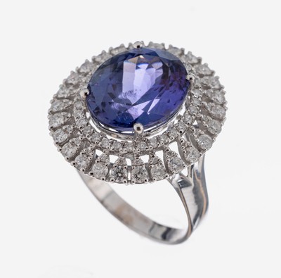 18 kt Gold Tansanit-Brillant-Ring, WG 750/000, mittig erhaben gefasster ovalfacett. Tansanit ca. 9.08 ct (grav.), umgeben von 84 Brillanten zus. ca. ...