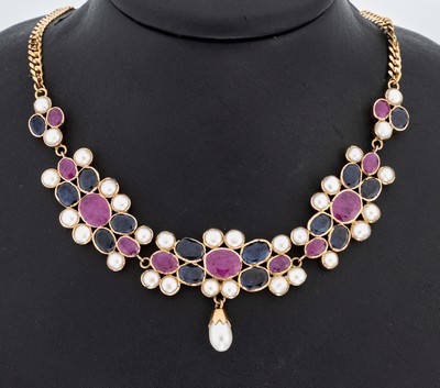 14 kt Gold Rubin-Saphir-Perl-Collier, GG 585/000, 11 ovalfacett. Rubine zus. ca. 16.0 ct, 13 ovalfacett. Saphire zus. ca. 22.0 ct, Zuchtperlen, 1 ...