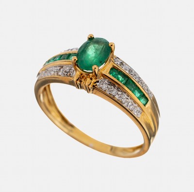 18 kt Gold Smaragd-Diamant-Ring, GG 750/000, mittig erhaben gefasster ovalfacett. Smaragd ca. 0.90 ct, 10 Smaragdcarrees zus. ca. 0.12 ct, 16 ...