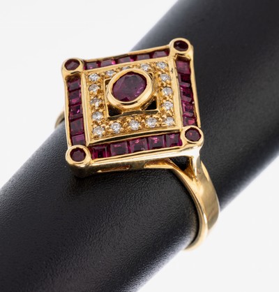 18 kt Gold Rubin-Brillant-Ring, GG 750/000,1 ovalfacett. Rubin, 4 rundfacett. Rubine und 20 Rubincarrees zus. ca. 0.50 ct, 16 Brillanten zus. ca. ...