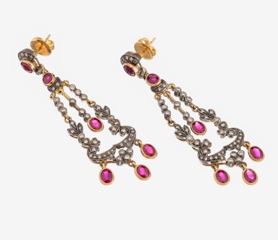 Paar 18 kt Gold und Silber Farbstein- Brillant-Ohrstecker, GG 750/000 und Silber gepr., nach älterem Vorbild, länglich bewegl.,12 ovalfacett. ...