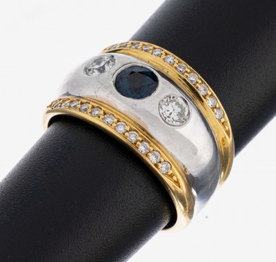 18 kt Gold Saphir-Brillant-Ring, WG/GG 750/000, 1 rundfacett. Saphir ca. 0.60 ct, 24 Brillanten zus. ca. 0.32 ct Weiß/vs-si, RW 55, ca. 12.6 g