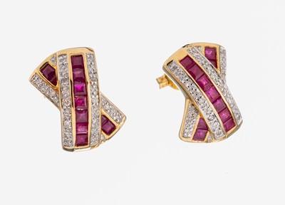 Paar 14 kt Gold Rubin-Diamant-Ohrstecker, GG 585/000, 22 Rubincarrees zus. ca. 0.44 ct, 28 8/8-Diamanten zus. ca. 0.14 ct Weiß/p, ca. 6.6 g