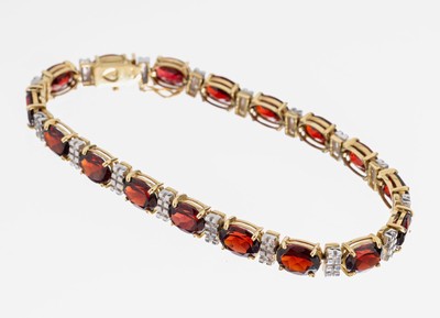 14 kt Gold Granat-Armband, GG/WG 585/000, 17 ovalfacett. Granate zus. ca. 32.0 ct, L. ca. 18.5 cm, Kastenschloss mit Sicherheitsacht, ca. 16.5 g
