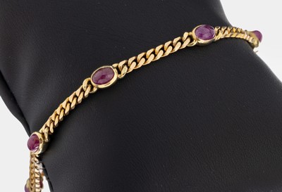 14 kt Gold Rubin-Armband, GG 585/000, 6 ovale Rubincabochons zus. ca. 5.0 ct, L. ca. 19.5 cm, Kastenschloss mit Sicherheitsacht, ca. 9.1 g