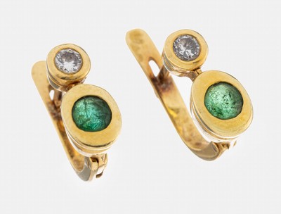 Paar 18 kt Gold Smaragd-Brillant-Ohrhänger, GG 750/000, 2 rundfacett. Smaragde zus. ca. 0.30 ct, 2 Brillanten zus. ca. 0.20 ct Weiß/si, ca. 4.5 g