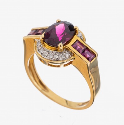 14 kt Gold Rhodolith-Diamant-Ring, GG 585/000, ovalfacett. Rhodolith und 4 Carrees zus. ca. 2.20 ct, 16 8/8-Diamanten zus. ca. 0.08 ct Weiß/p, RW ...