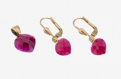 14 kt Gold Rubin-Konvolut, GG 585/000, best. aus: 1 Paar Ohrhänger, bewegl. Abhängung, facett. Rubine (beh.) zus. ca. 7.0 ct, und 1 Anhänger, ...