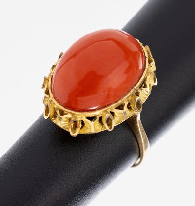 18 kt Gold Korallen-Ring, GG 750/000, ovaler Korallencabochon, Fassung durchbrochen,RW 57, ca. 6.4 g, Versand nur innerhalb der EU