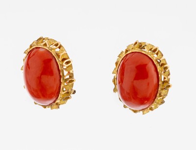 Paar 18 kt Gold Korallen-Ohrstecker, GG 750/000, ovale Korallencabochons, Fassung durchbrochen, ca. 10.8 g, Clipbrisuren, Versand nur innerhalb der ...