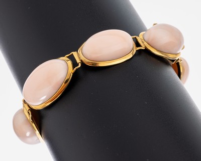 18 kt Gold Korallen-Armband, GG 750/000, 7 ovale Engelhautkorallen-cabochons, L. ca. 18.5cm, Kastenschloss mit Sicherheitsacht, ca. 37 g, Versand ...