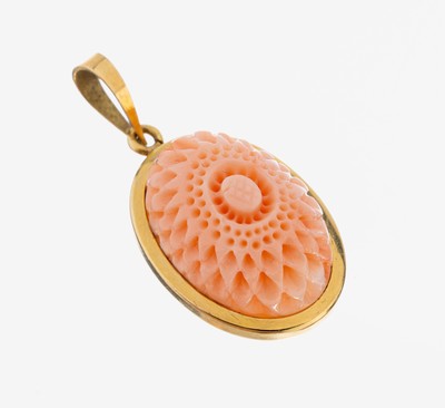 18 kt Gold Korallen-Anhänger, GG 750/000, aufwendig floral geschnitzte Engelhautkoralle,L. ca. 3.2 cm, ca. 5.5 g, Versand nur innerhalb der EU