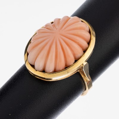18 kt Gold Korallen-Ring, GG 750/000, aufwendig geriefte Engelhautkoralle, RW 58, ca. 7.0 g, Versand nur innerhalb der EU