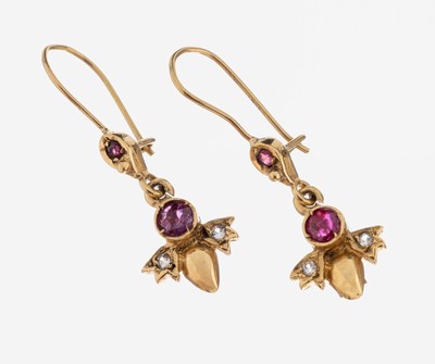 Paar 14 kt Gold Rubin-Diamant-Ohrhänger, GG585/000, bewegl. Abhängung, 2 kl. rundfacett. Rubine, 2 kl. Diamanten, ca. 2.2 g