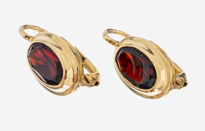 Paar 18 kt Gold Granat-Ohrhänger, GG 750/000, schlichte Gestaltung, 2 ovalfacett. Granate, ca. 4.1 g