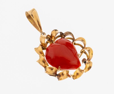 14 kt Gold Korallen-Anhänger, GG 585/000, mittig herzf. Korallencabochon, rs. min. besch., Fassung aus gedrehten Elementen, ca. 4.8 x 3 cm, ca. 7.3 ...