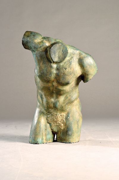 Großer Torso eines Fauns, wohl Frankreich, um 1900, Bronze, in leicht nach vorne gebeugter Haltung, mit Feigenblatt und Schwanz, H. ca. 74cm, ...