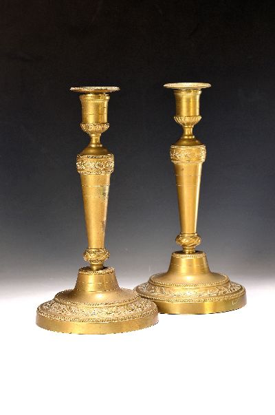 Paar Kerzenleuchter, Frankreich, um 1890, Messing, Empirestil, mit Akanthus-, Efeu- und Misteldekor, H. je ca. 28.5cm