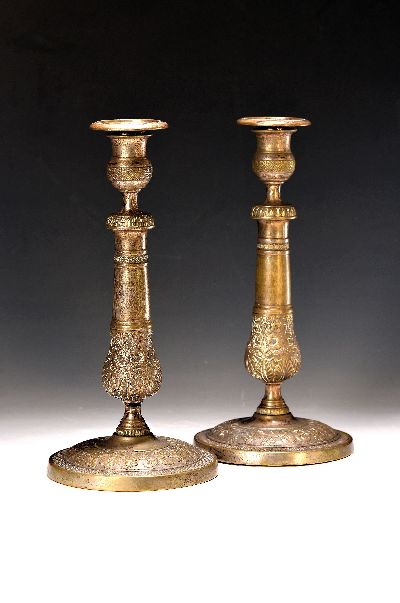 Paar Kerzenleuchter, Frankreich, um 1890, Messing ehemals versilbert, Akanthus- und Palmettendekor, Rocaillen, H. je ca. 26 cm