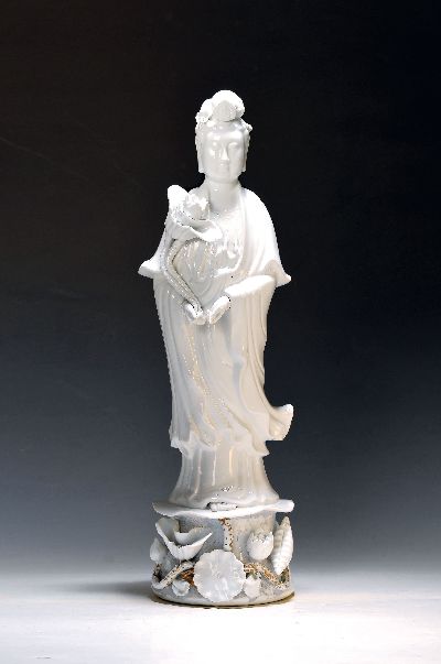 Guan Yin, China, um 1900, sog. blanc de chine, Porzellan, Sockel mit applizierten Blumen, H. ca. 55cm