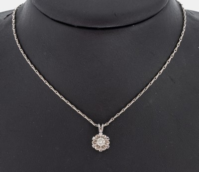 14 kt Gold Brillant-Anhänger, WG 585/000, florale Fassung, Brillant ca. 0.25 ct l.get.Weiß/p, an 925er Silberkette, L. ca. 44 cm, ...