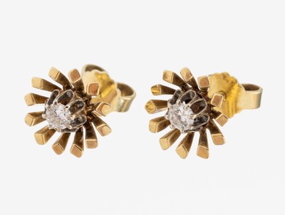 Paar 14 kt Gold Brillant-Ohrstecker, GG 585/000, florale Fassung, mit 2 Brillanten zus. ca. 0.20 ct Weiß/si, ca. 2.5 g