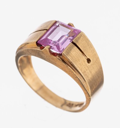 10 kt Gold Farbstein-Ring, GG 417/000, mittig mit facett. rosef. Synthese, Ringschulter seitl. grav., RW 54, ca. 3.8 g