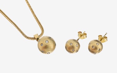9 kt Gold Diamant-Schmuckset, GG 375/000, best. aus; 1 Paar Ohrstecker und 1 Anhänger, an Kette, GG 585/000, L. ca. 48 cm, Karabinerschließe, kl. ...