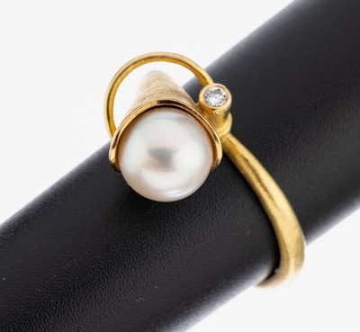 18 kt Gold Perl-Brillant-Ring, GG 750/000, pol. und sat., asymm., Akoyazuchtperle, Brillant ca. 0.04 ct Weiß/si, RW 58, ca. 6.2 g, Meistermarke ...