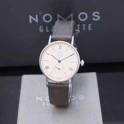 NOMOS Ludwig Siemens Armbanduhr in Stahl, Deutschland verk. lt. beil. Pap. 09/2012, Handaufzug, Boden m. Widmung aufgedr., Lederband (zu ers.) m. ...