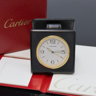 CARTIER kleiner Reisewecker, Schweiz verk. lt. beil. Pap. 11/1999, quarz, verg. Geh. im schwarzen Rahmen und Lederetui, Wecker durch drücken der ...