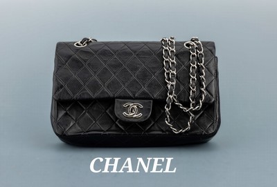 CHANEL Handtasche, "Double Flap Bag", schwarzes Lammleder in typ. Chanel-Stepp, silberf. Hardware, doppelter Überschlag, hinten ...