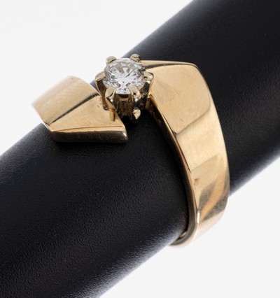 14 kt Gold Brillant-Ring, GG 585/000, gegenläufig gearbeitet, erhaben gefasster Brillant ca. 0.30 ct Weiß/vs, RW 59, ca. 9 g